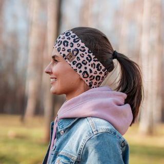 U nás si můžeš vybrat úzkou nebo širokou čelenku, prostě přesně takovou, která ti padne jako ulitá! ❤️ Na první fotografii...