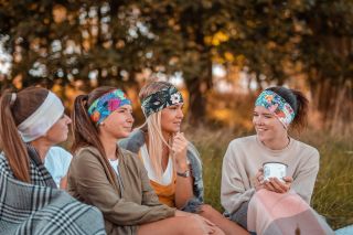 Na gauči je fajn 🛋️… ale ještě lepší je teplý čaj s kamarádkami na kopci.🫖⛰️ Zachumlej se do našich čelenek a nákrčníků 🧣...